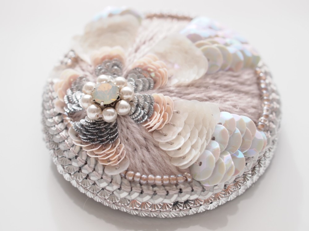刺繍ブローチ・帯留め　スワロパールとフランス製スパンコール　グレージュ　シルバー　花◆グレース