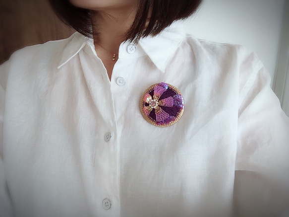 刺繍ブローチ・帯留め　スワロパールとフランス製スパンコール　紫　ゴールド　花◆はなむらさき 2枚目の画像