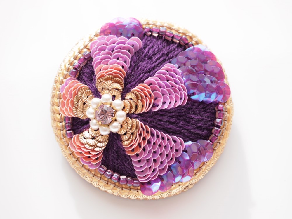 刺繍ブローチ・帯留め　スワロパールとフランス製スパンコール　紫　ゴールド　花◆はなむらさき