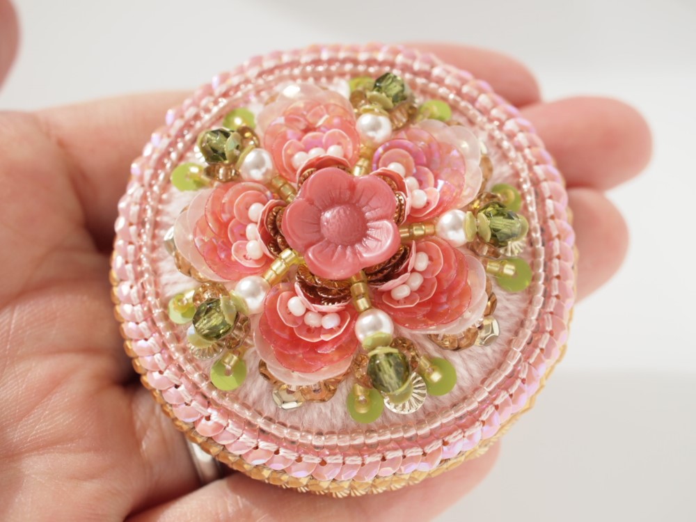 刺繍ブローチ・帯留め　ビンテージビーズとフランス製スパンコール　ピンク　黄緑　花◆梅にうぐいす