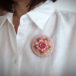 刺繍ブローチ・帯留め　ビンテージビーズとフランス製スパンコール　ピンク　黄緑　花◆梅にうぐいす 5枚目の画像