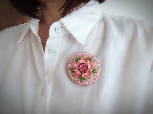 刺繍ブローチ・帯留め　ビンテージビーズとフランス製スパンコール　ピンク　黄緑　花◆梅にうぐいす 5枚目の画像
