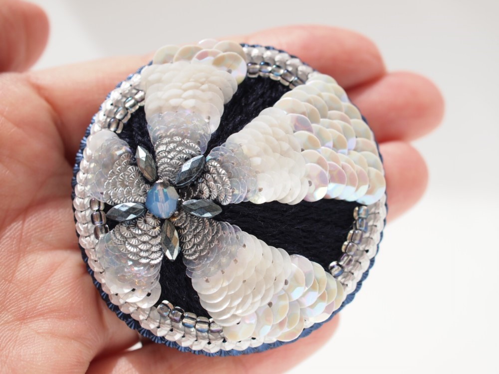 刺繍ブローチ・帯留め　ビンテージビーズとフランス製スパンコール　紺色　白　シルバー　花◆凛花
