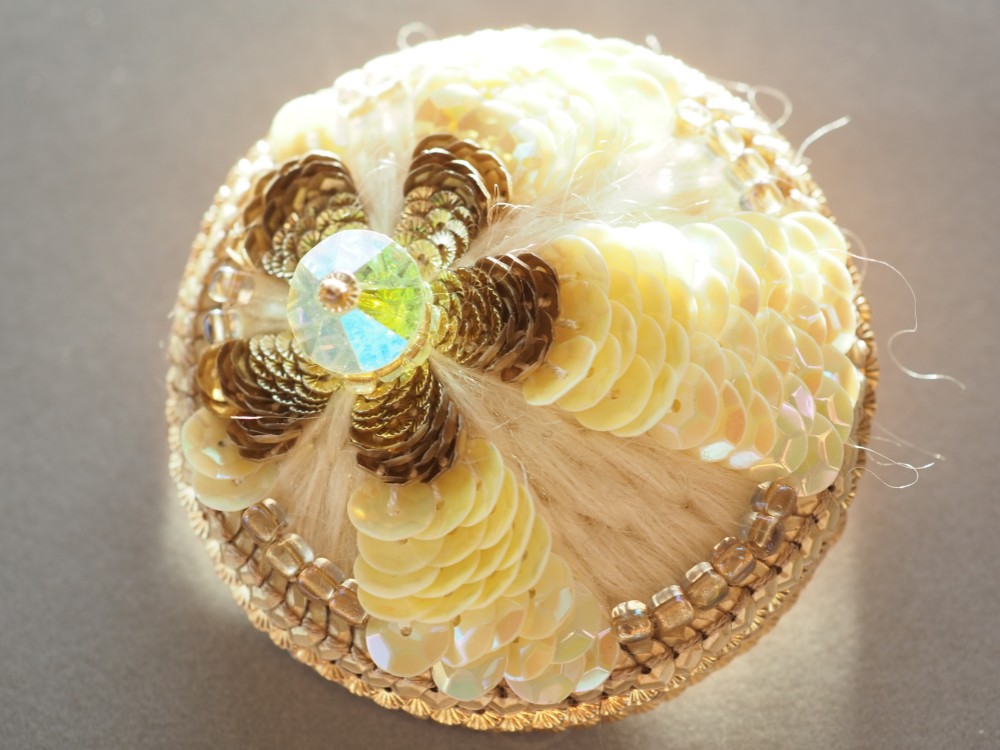刺繍ブローチ・帯留め　ヴィンテージ・高品質クリスタルガラスとフランス製スパンコール　薄黄色　花◆ビンテージフラワー