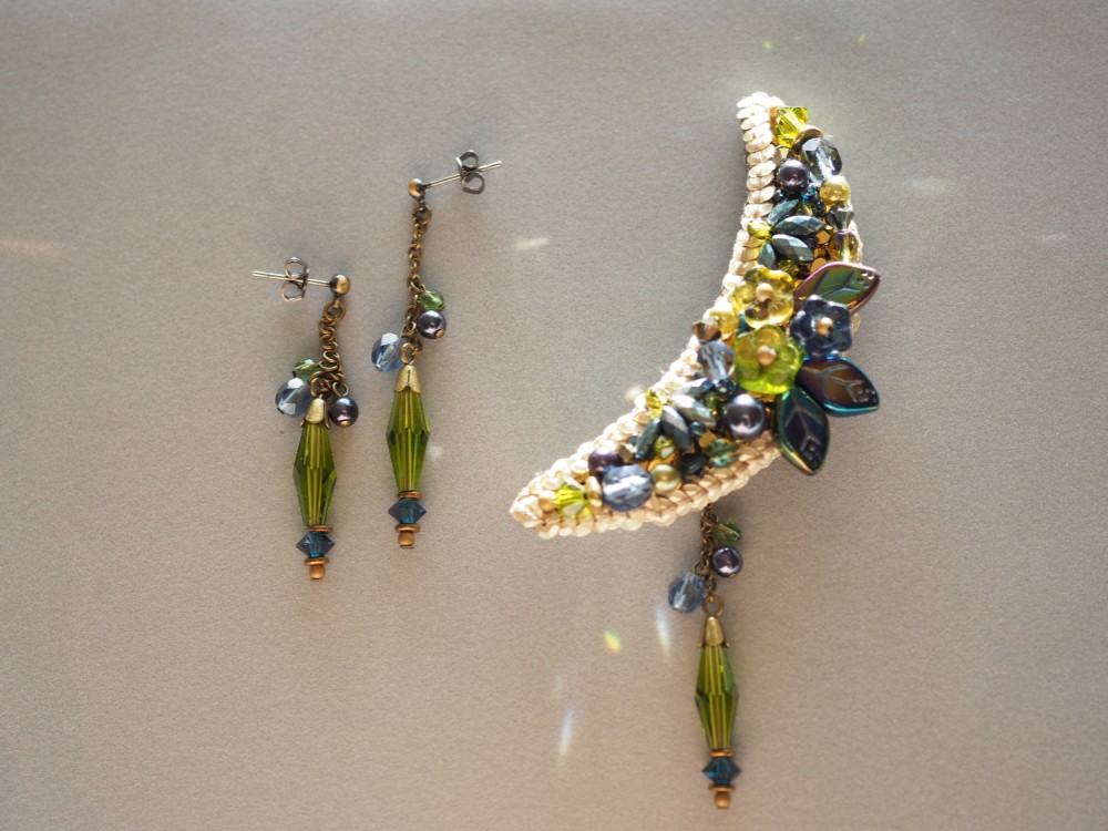 刺繍ブローチ（4way）＋選べる耳飾りのセット　仏製スパンコールとチェコビーズ　三日月◆モンタナオリーブの花園