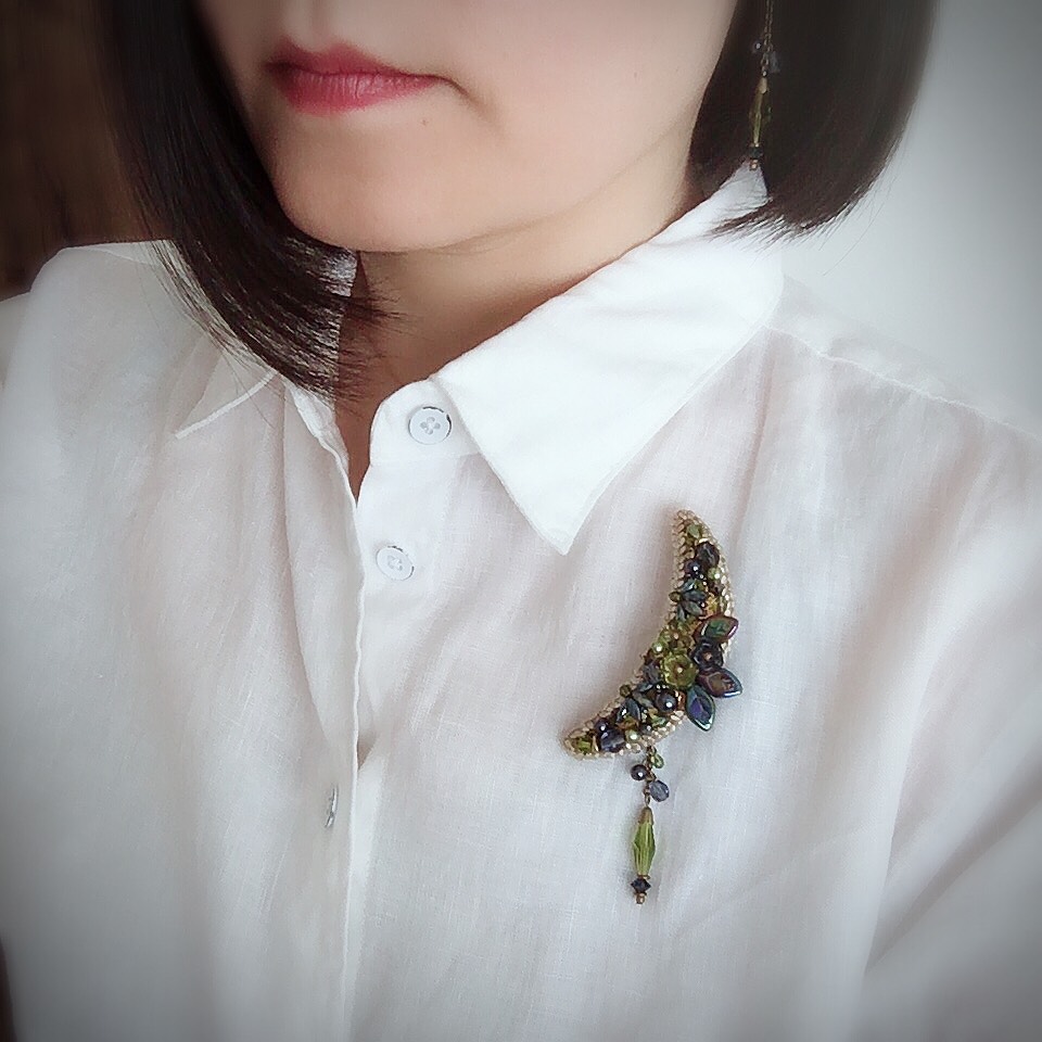 刺繍ブローチ（4way）＋選べる耳飾りのセット　仏製スパンコールとチェコビーズ　三日月◆モンタナオリーブの花園