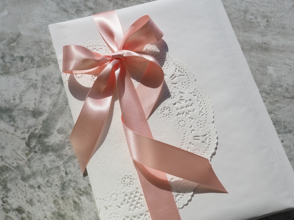刺繍ブローチ（4way）＋選べる耳飾りのセット　仏製スパンコールとチェコビーズ　三日月◆モンタナオリーブの花園