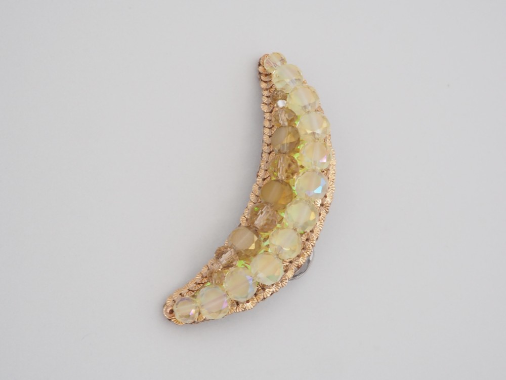 刺繍ブローチ（2way）フランス製スパンコールとチェコガラスビーズ　薄黄色　ゴールド◆三日月