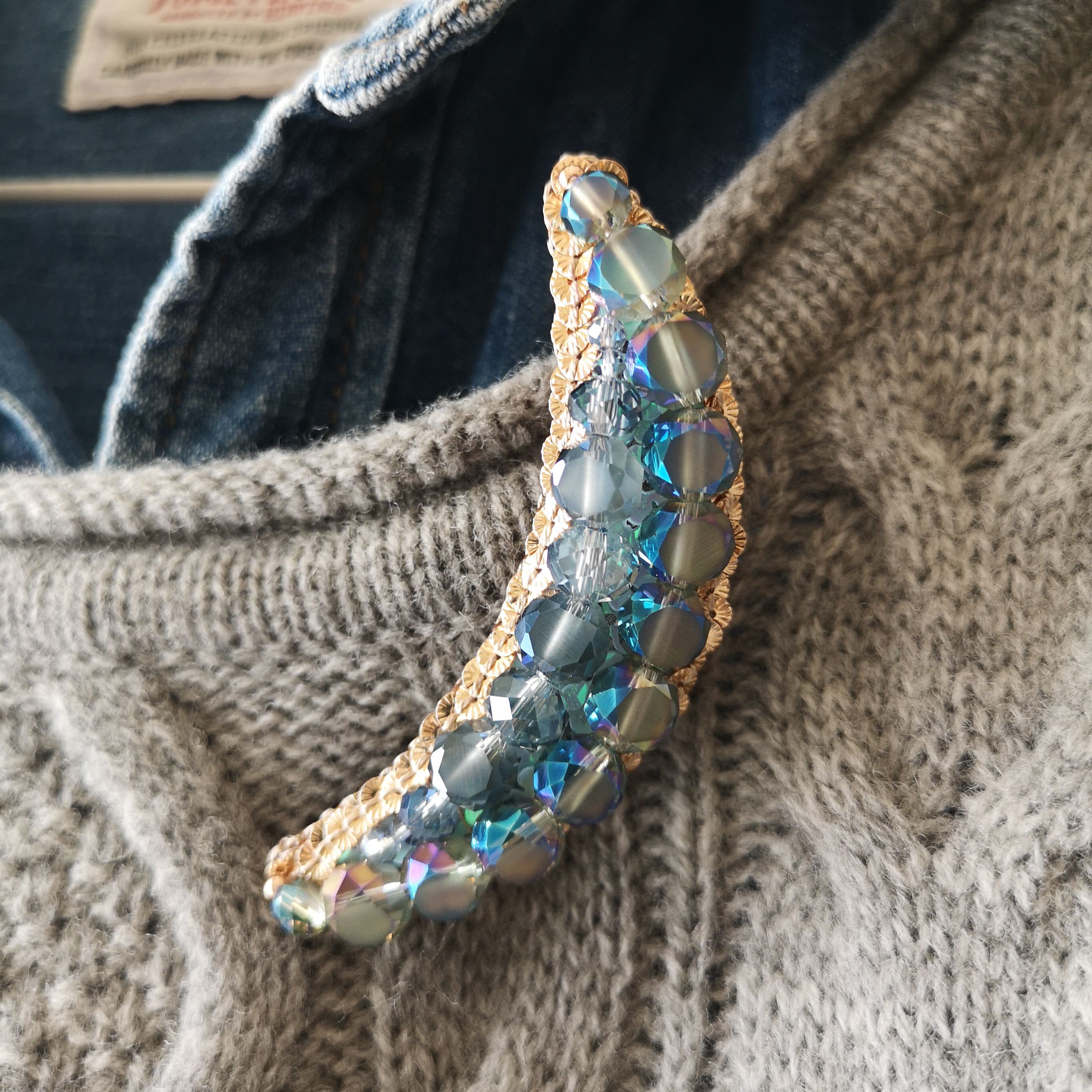 刺繍ブローチ（2way）フランス製スパンコールとチェコガラスビーズ　ブルー　ゴールド◆冷静の青い三日月