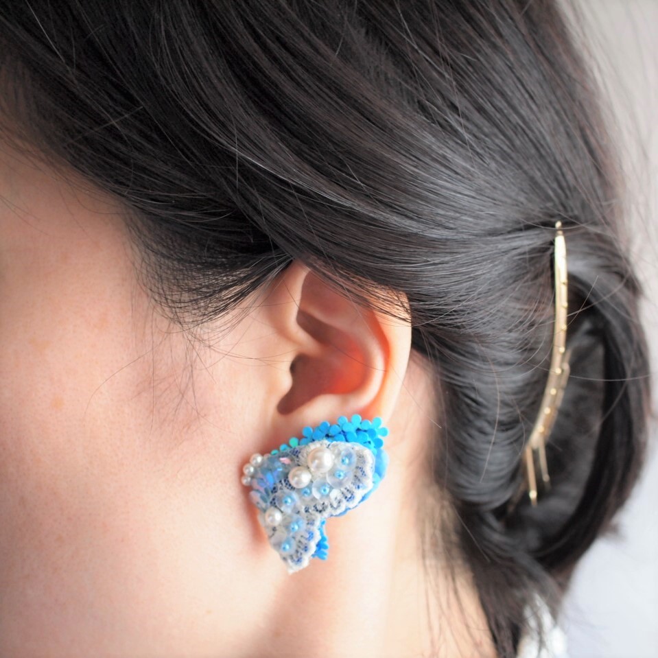 刺繍のイヤーカフ　レースとスワロパールとスパンコール　花◆青い蝶のイヤーカフ　左耳用