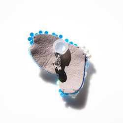 刺繍のイヤーカフ　レースとスワロパールとスパンコール　花◆青い蝶のイヤーカフ　左耳用 3枚目の画像