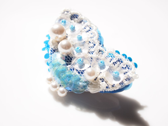 刺繍のイヤーカフ　レースとスワロパールとスパンコール　花◆青い蝶のイヤーカフ　左耳用 6枚目の画像