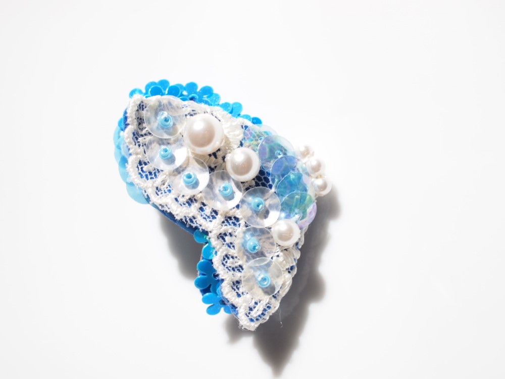 刺繍のイヤーカフ　レースとスワロパールとスパンコール　花◆青い蝶のイヤーカフ　右耳用