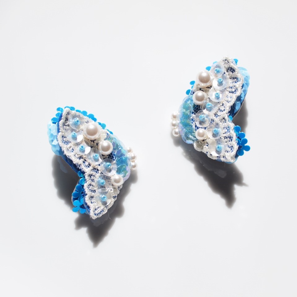 刺繍のイヤーカフ　レースとスワロパールとスパンコール　花◆青い蝶のイヤーカフ