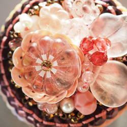 刺繍ブローチ・帯留め　ビンテージビーズとフランス製スパンコール　花◆ピンクガーデン 1枚目の画像