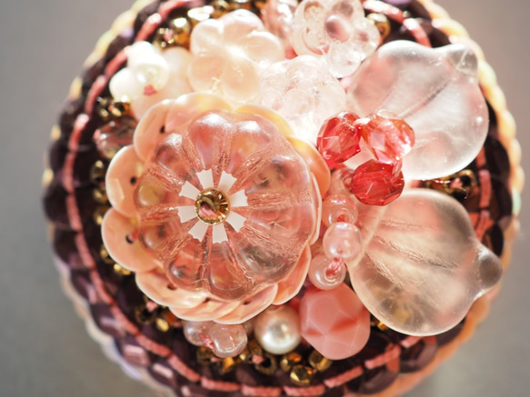 刺繍ブローチ・帯留め　ビンテージビーズとフランス製スパンコール　花◆ピンクガーデン 1枚目の画像