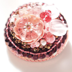 刺繍ブローチ・帯留め　ビンテージビーズとフランス製スパンコール　花◆ピンクガーデン 6枚目の画像