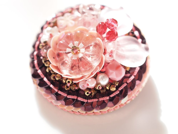 刺繍ブローチ・帯留め　ビンテージビーズとフランス製スパンコール　花◆ピンクガーデン 6枚目の画像