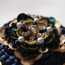 ゴリョウの花～紺とゴールド◆フランス製スパンコールの刺繍ブローチ 2枚目の画像