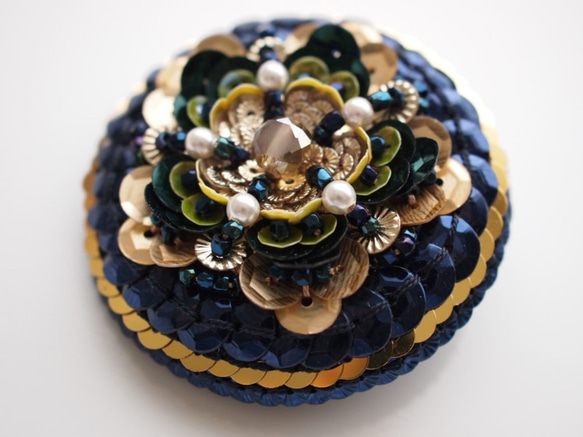 ゴリョウの花～紺とゴールド◆フランス製スパンコールの刺繍ブローチ 4枚目の画像