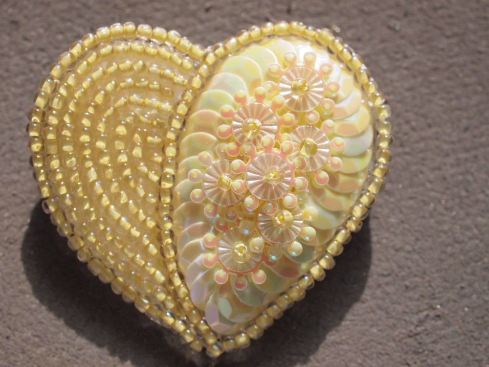 オートクチュール刺繍ブローチ　厳選ビーズとスパンコール　薄黄色　花◆ハートブローチ　イエロー