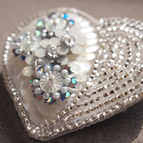 シルバー製花形ブローチ・パール付き 美品 本真珠 シルバー 花デザイン