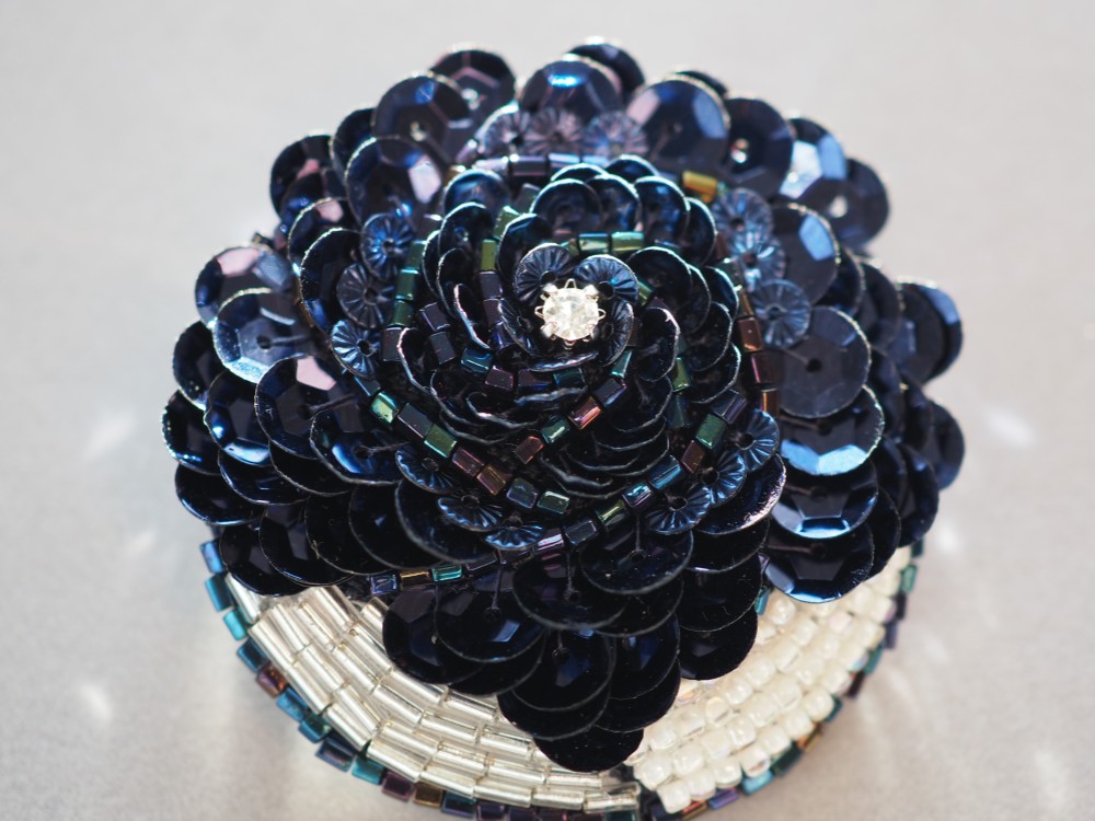 オートクチュール刺繍ブローチ・帯留め　厳選ビーズとスパンコール　花◆バラブローチ　ネイビー　紺色