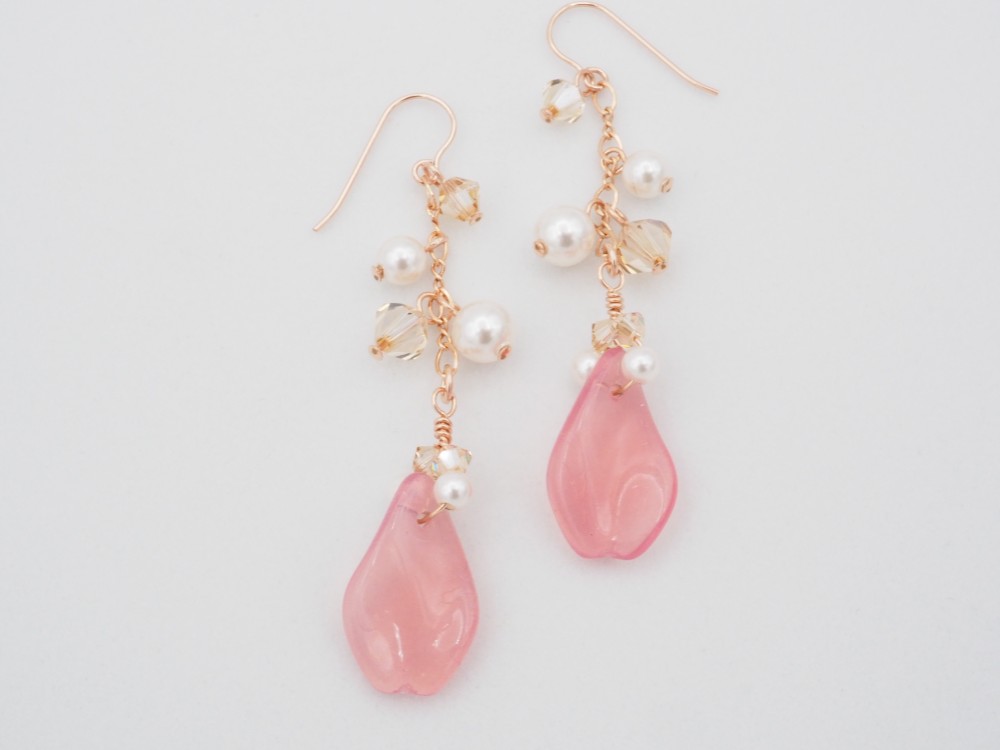 花しずくの耳飾り　桜◆14kgfローズゴールド・花びら型ビンテージチェコビーズのノンホールピアス（イヤリング）