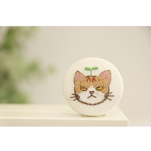 【受注製作】⑤茶しろ  猫ブローチ ♪不機嫌ニャンコ　猫　ネコ　ねこ　バッジ　ブローチ　刺繍　刺しゅう　ハチワレ 1枚目の画像