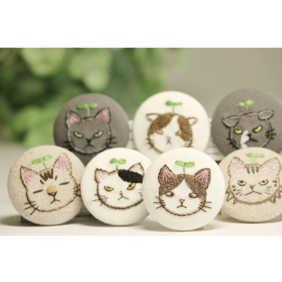 【受注製作】⑩フルオーダー  猫ブローチ ♪不機嫌ニャンコ　猫　ネコ　ねこ　バッジ　ブローチ　刺繍　刺しゅう 1枚目の画像