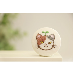 【受注製作】⑩フルオーダー  猫ブローチ ♪不機嫌ニャンコ　猫　ネコ　ねこ　バッジ　ブローチ　刺繍　刺しゅう 6枚目の画像