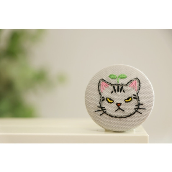 【受注製作】⑩フルオーダー  猫ブローチ ♪不機嫌ニャンコ　猫　ネコ　ねこ　バッジ　ブローチ　刺繍　刺しゅう 4枚目の画像