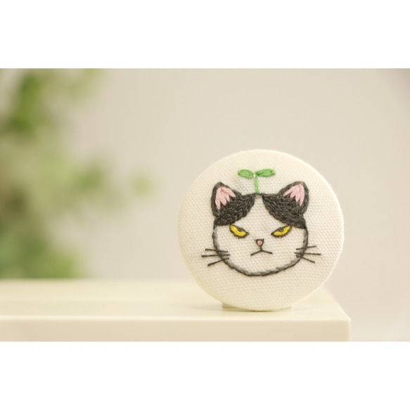 【受注製作】⑩フルオーダー  猫ブローチ ♪不機嫌ニャンコ　猫　ネコ　ねこ　バッジ　ブローチ　刺繍　刺しゅう 5枚目の画像