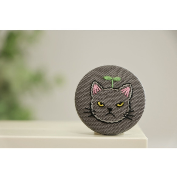 【受注製作】⑩フルオーダー  猫ブローチ ♪不機嫌ニャンコ　猫　ネコ　ねこ　バッジ　ブローチ　刺繍　刺しゅう 8枚目の画像