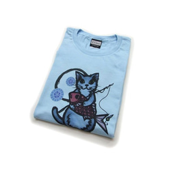 和柄 猫 tシャツ めで鯛半袖Tシャツ 男女兼用 半t 猫柄　釣り アート作家コラボ　青WM 2枚目の画像