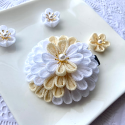 シンプルな和服髪飾り　白×クリーム　お宮参りやお食い初めのお母様用にも 2枚目の画像
