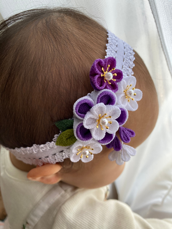 つまみ細工のベビーヘアバンド  白×すみれ色　お宮参り　お食い初めにも 4枚目の画像