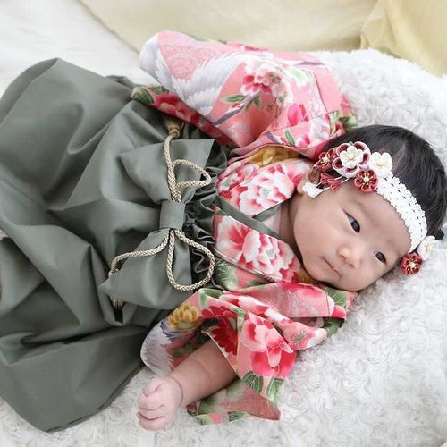 つまみ細工のベビーヘアバンド 白×くすみピンク お宮参り お食い初めに