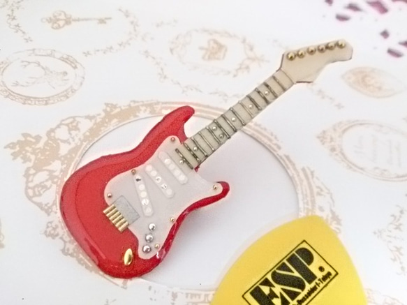 【再販】ギター★ストラトキャスターのブローチ(レッド) 1枚目の画像