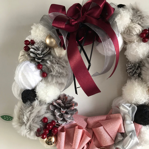 wine・クリスマスリース〔毛糸・木の実・リボン・雪・赤系〕 リース