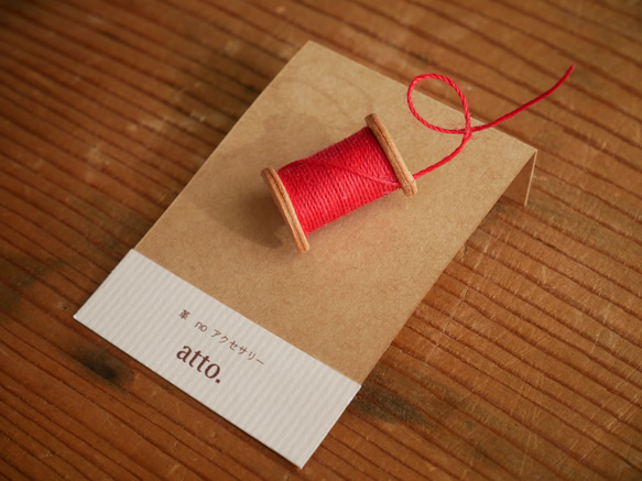 革の糸巻きブローチ -Red- 1枚目の画像
