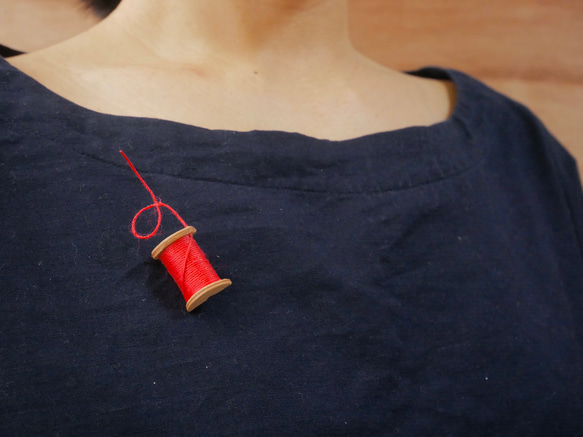 革の糸巻きブローチ -Red- 3枚目の画像