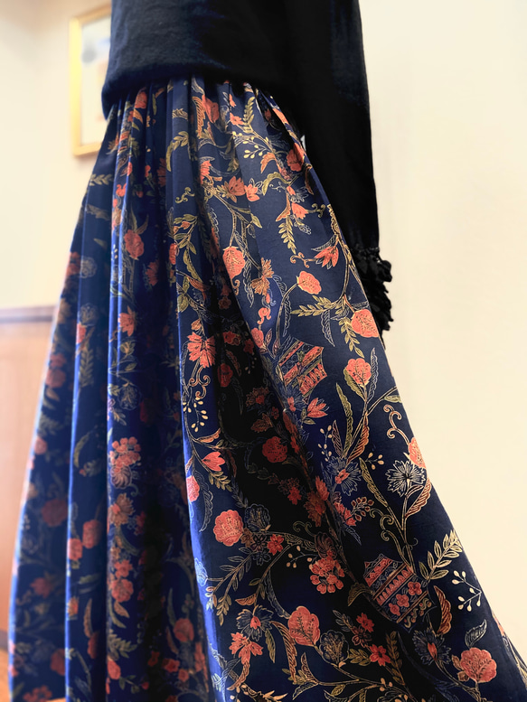 着物リメイク　未使用の染め紬　花模様　和風ボタニカル　スカート（裏地付き）　 2枚目の画像