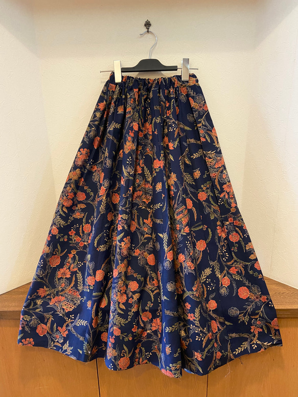 着物リメイク　未使用の染め紬　花模様　和風ボタニカル　スカート（裏地付き）　 5枚目の画像