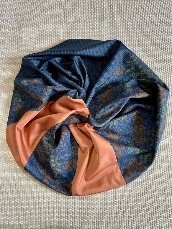 2020初売り　絹の衣装袋付き　着物リメイク　7マルキ大島紬　巾広スヌード　ハンドメイド 3枚目の画像