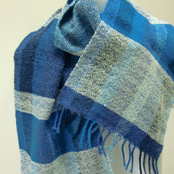 ブルーのチェック柄　手紡ぎ手織りのマフラー 1枚目の画像