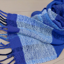 ブルーのチェック柄　手紡ぎ手織りのマフラー 3枚目の画像