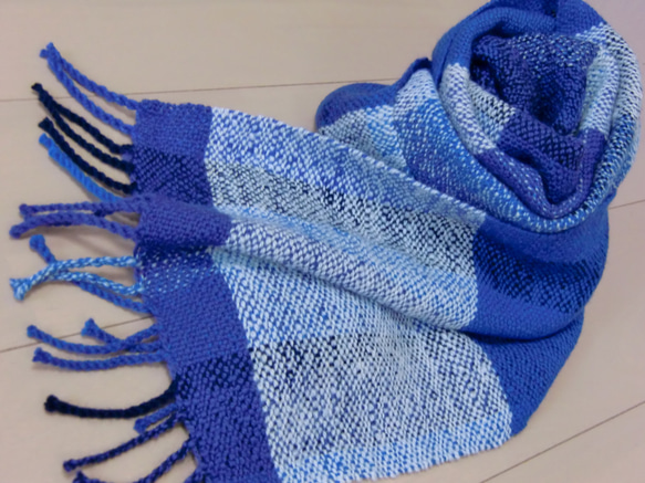 ブルーのチェック柄　手紡ぎ手織りのマフラー 3枚目の画像