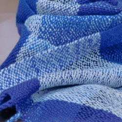 ブルーのチェック柄　手紡ぎ手織りのマフラー 4枚目の画像