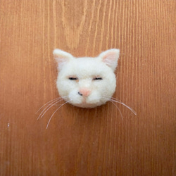 【受注制作】小さい小さい眠り猫の顔ブローチ 1枚目の画像